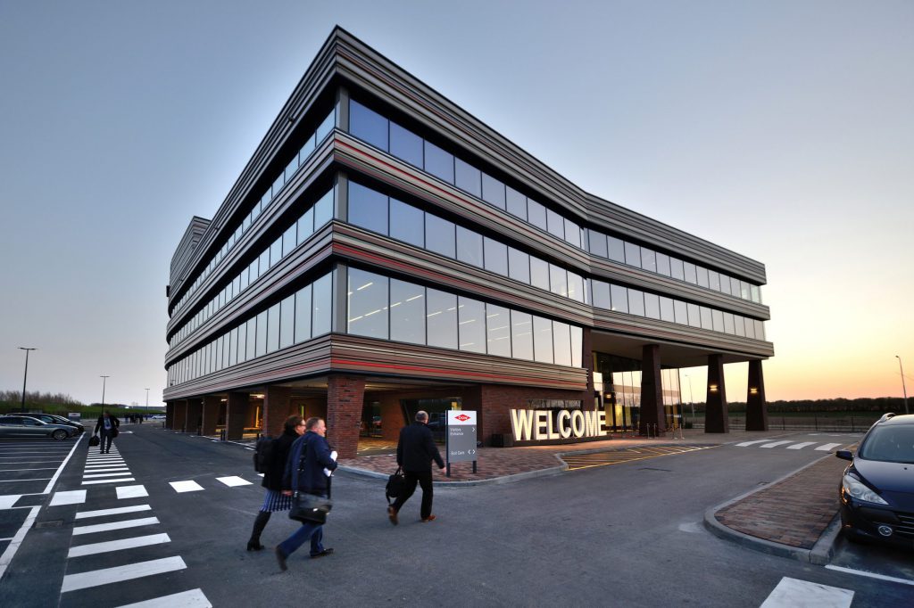 Diamond center Dow Benelux in Terneuzen, collega's lopen in de ochtend naar kantoor.