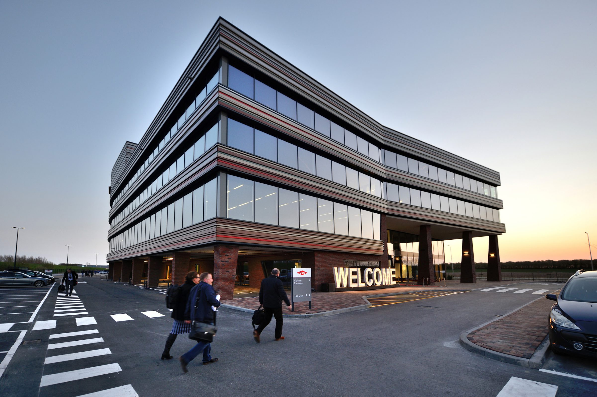 Diamond center Dow Benelux in Terneuzen, collega's lopen in de ochtend naar kantoor.