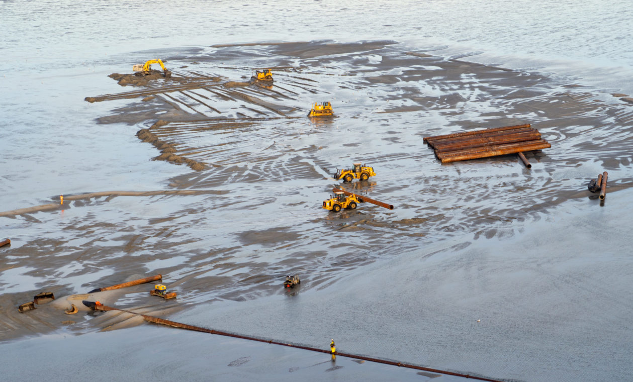 Luchtfoto van shovels en bulldozers die aan het werk zijn