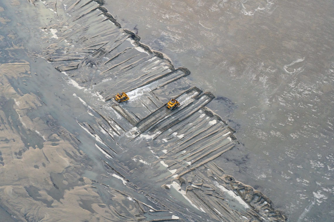 Luchtfoto van twee bulldozers die zand verplaatsen