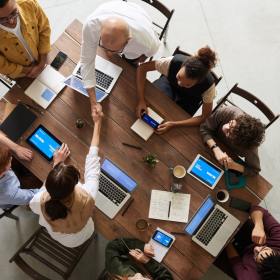 Mensen achter een laptop van boven gefotografeerd