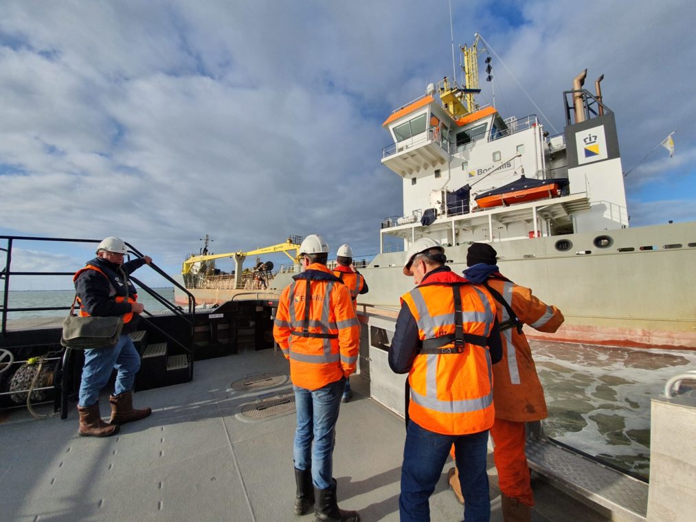 Een sleephopperzuiger van Boskalis vaart op de Oosterschelde