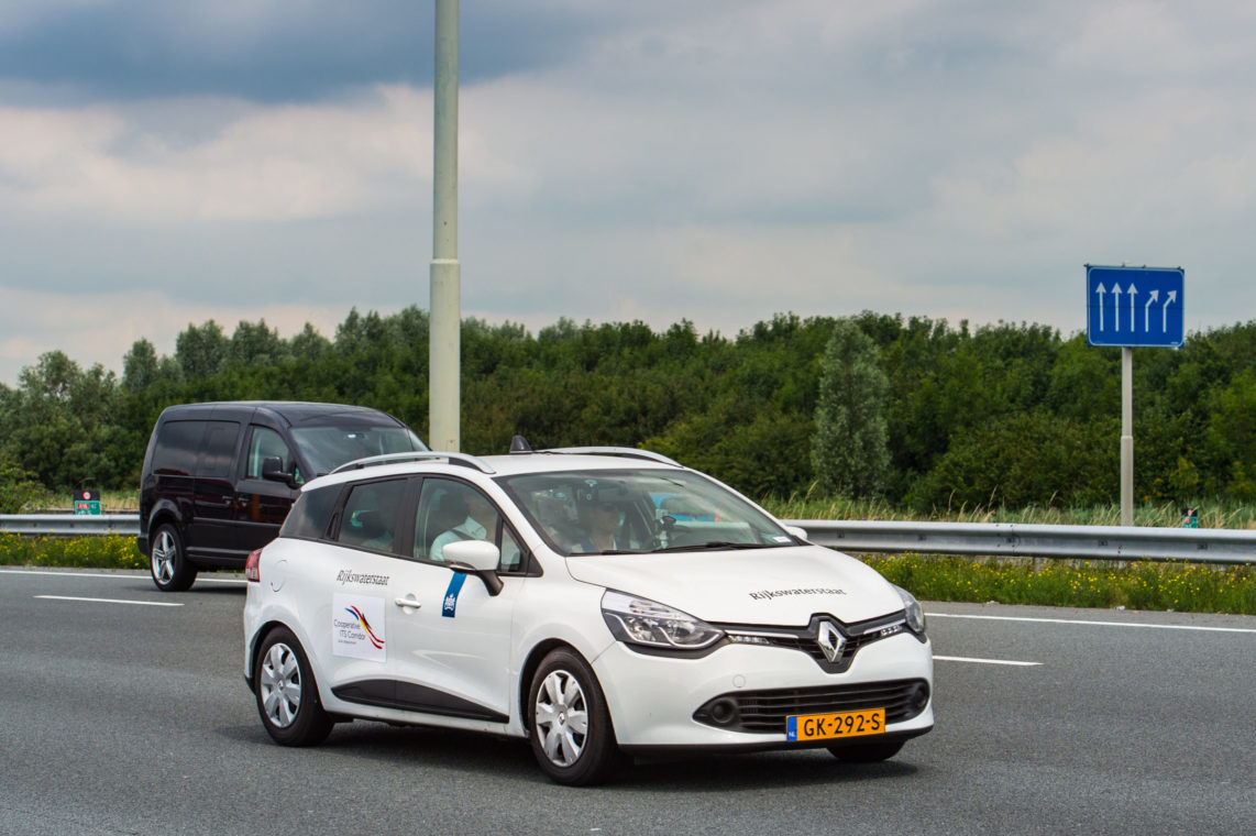 Een Renault Clio van Rijkswaterstaat rijdt op de snelweg