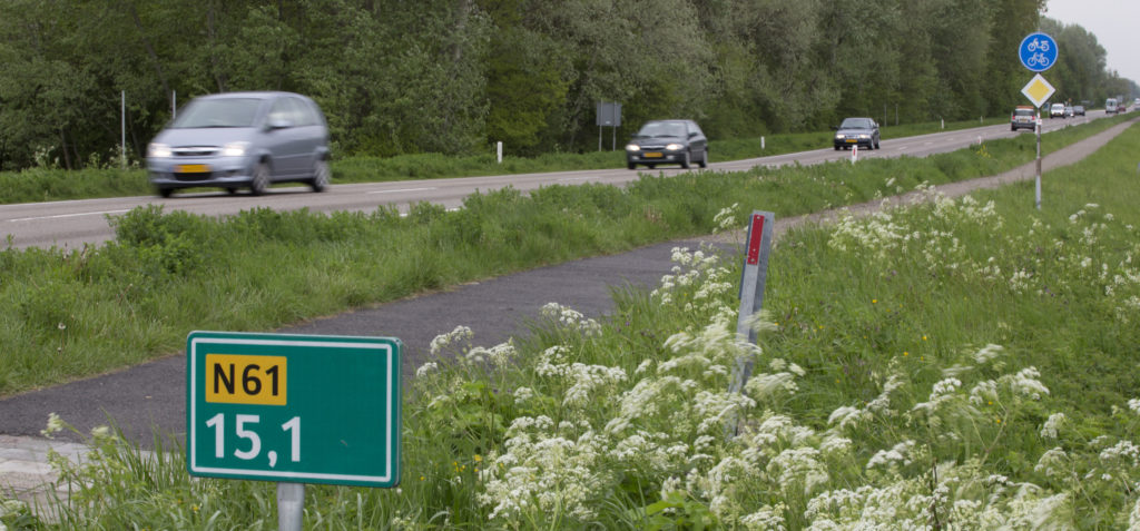 Auto's rijden langs op de N61