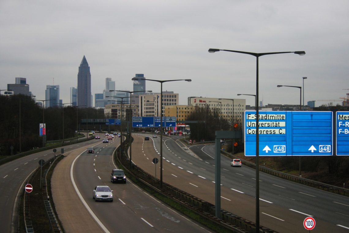 De snelweg bij Frankfurt in Duitsland