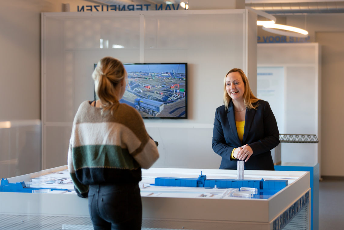 Geraldine vertelt een bezoeker over de nieuwe Sluis in Terneuzen