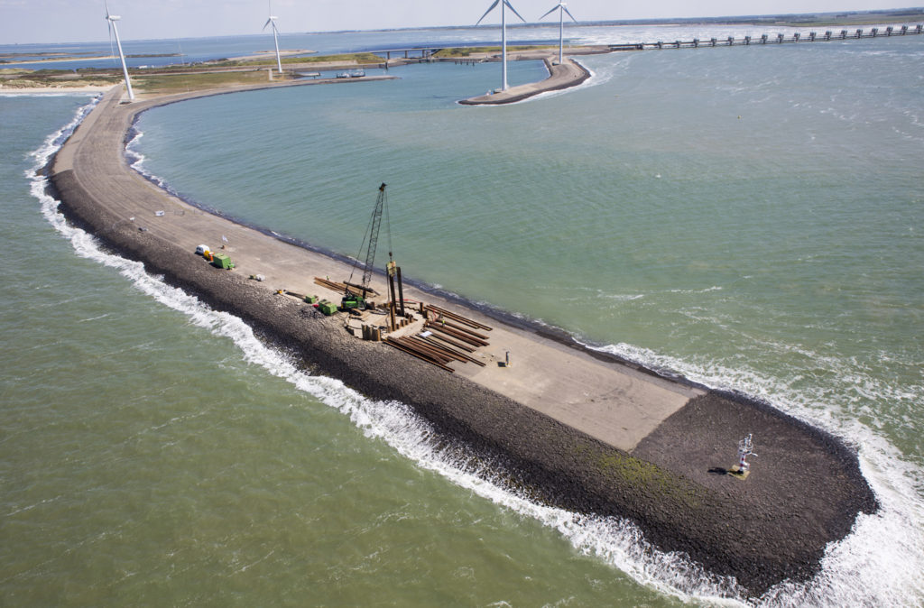 Luchtfoto van de bouw van de fundering voor de radartoren bij Neeltje Jans