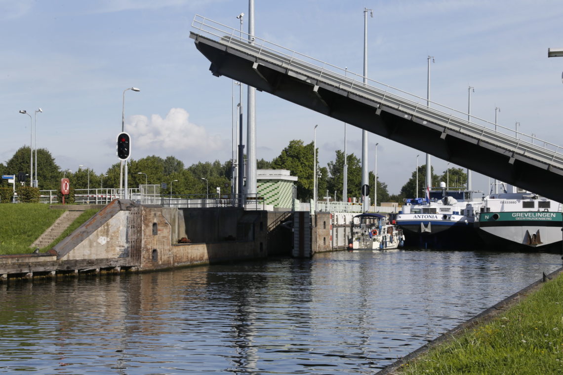 Een brug op het sluizencomplex in Terneuzen gaat open