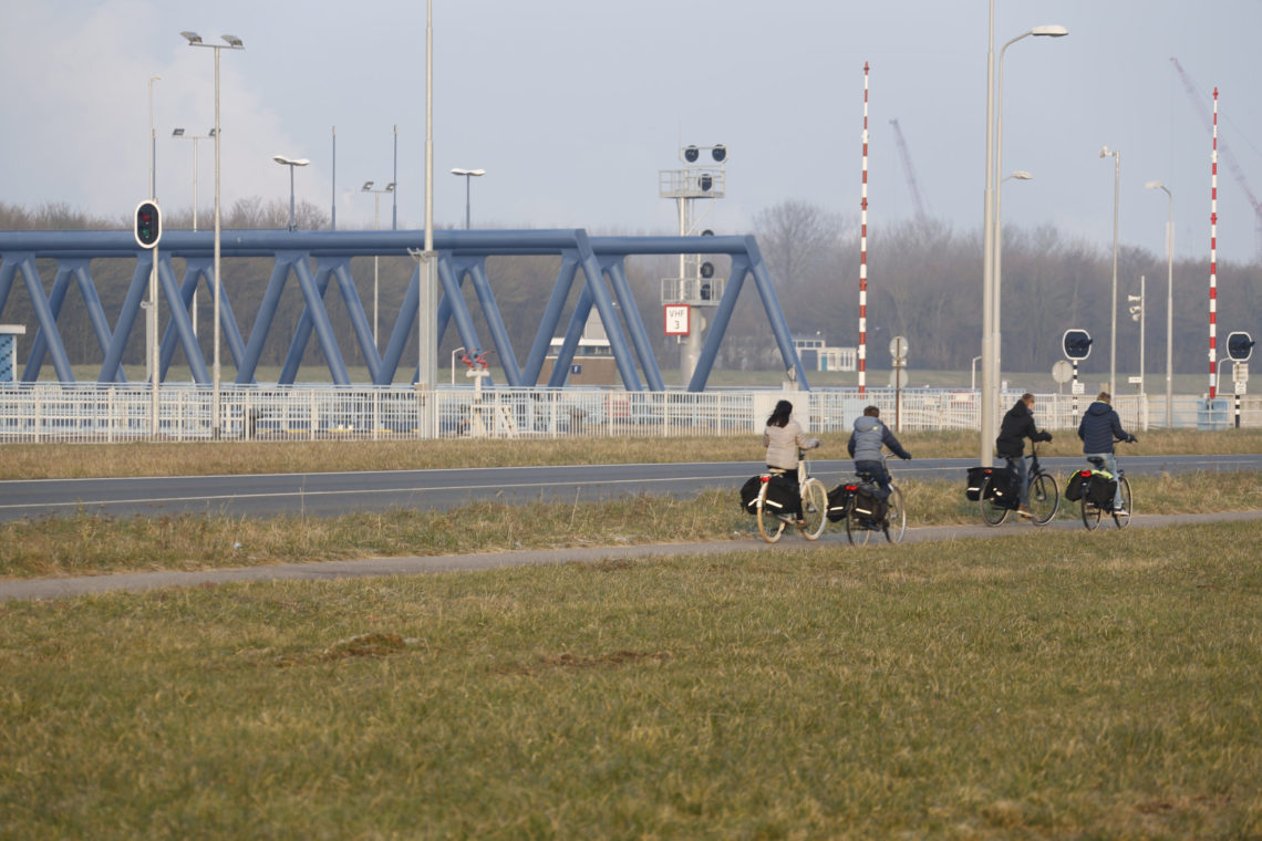 Fietsers bij de sluizen in Terneuzen