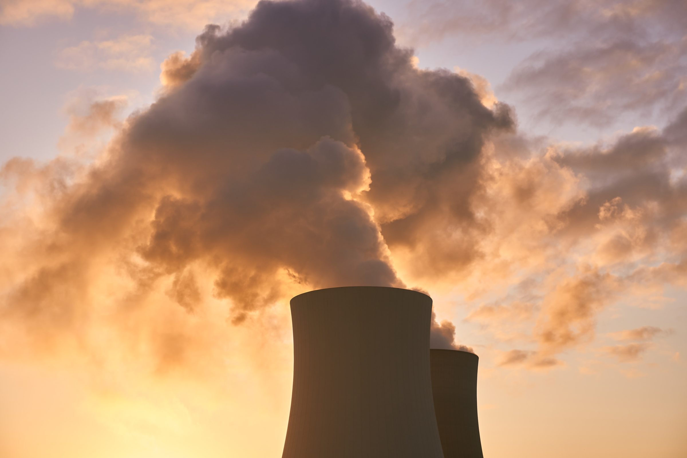 Foto van twee koeltorens van een kerncentrale