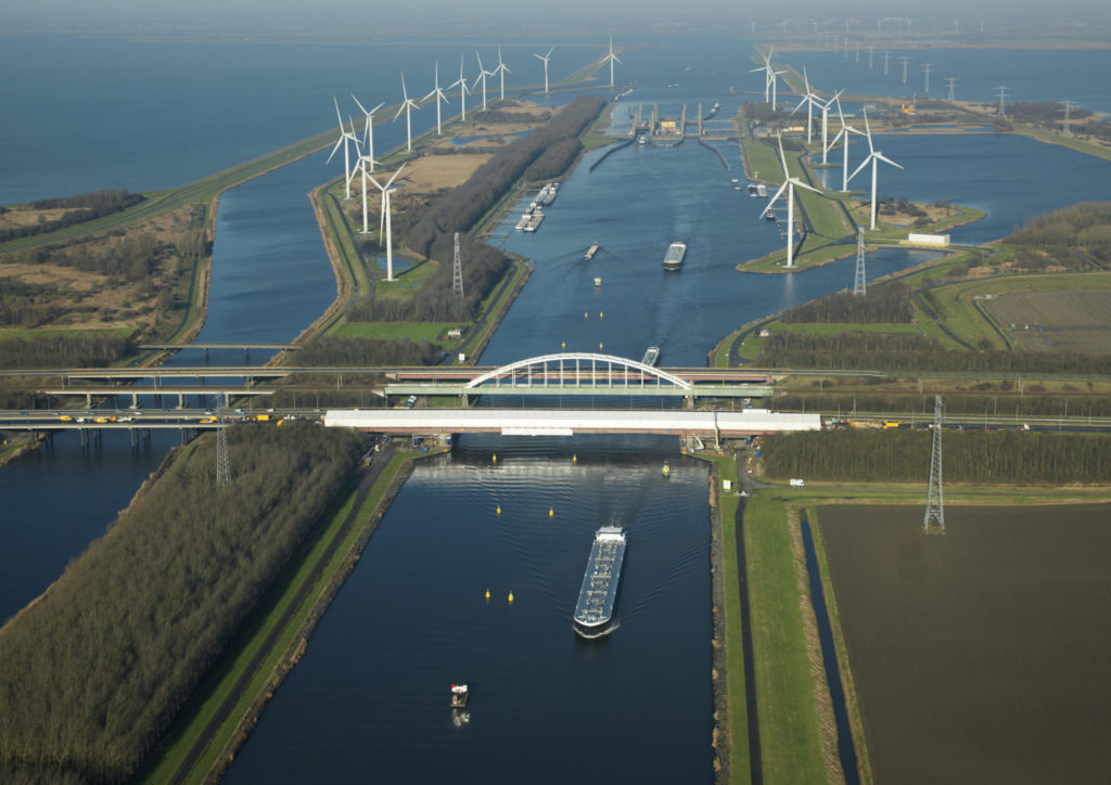 Versterken van de bruggen van de A58 over de Schelde Rijn verbinding door Heijmans in opdracht van Rijkswaterstaat.