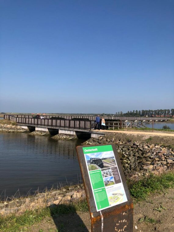 Wandelaars lopen over een brug in Waterdunen