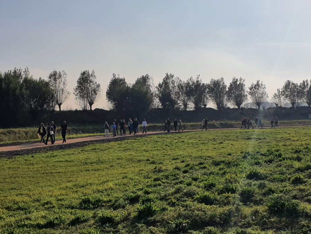 Wandelaars lopen door natuurgebied Waterdunen