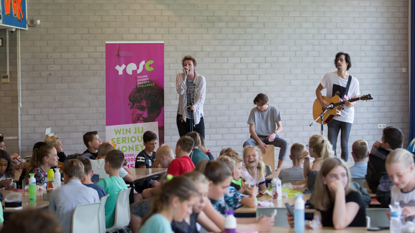 Een bandje treedt op voor leerlingen van het Ostrea in Goes tijdens de lunchpauze