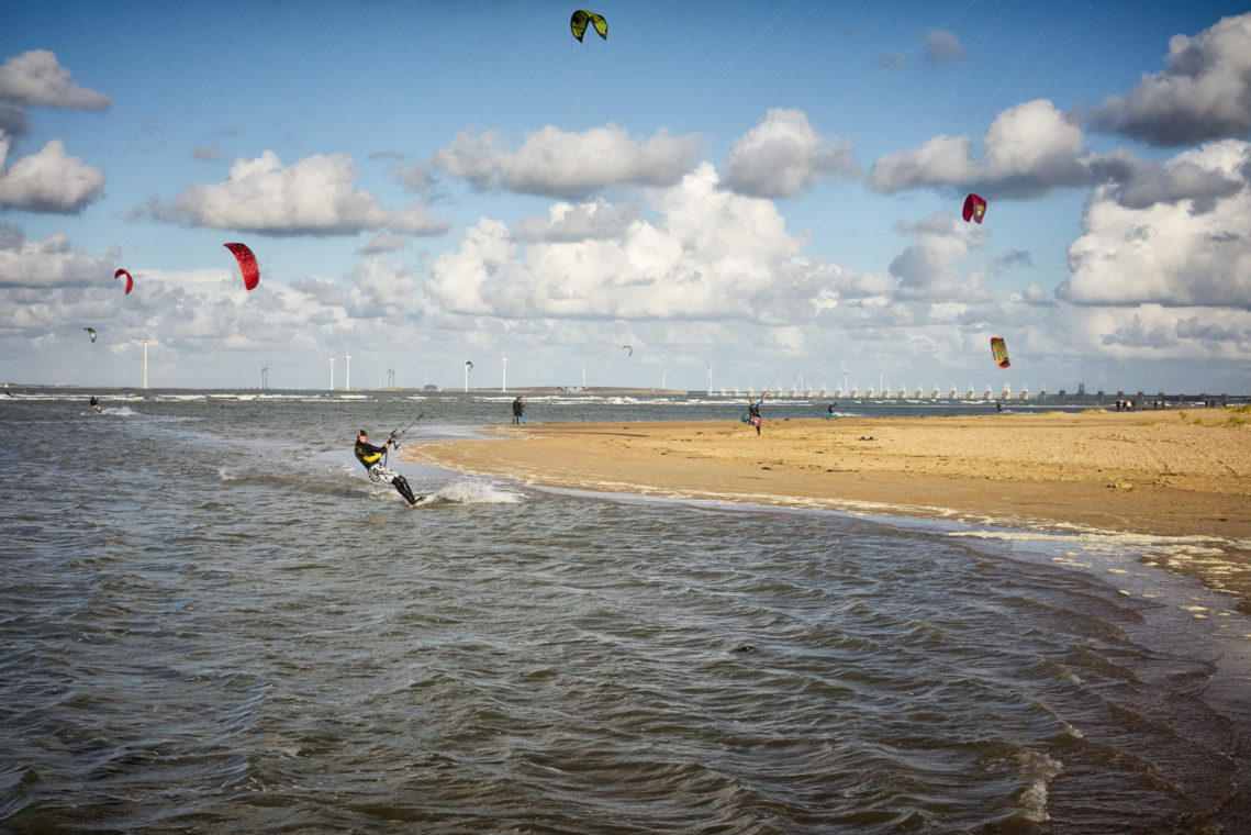 Kitesurfers op het water bij Vrouwenpolder