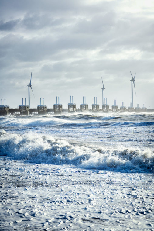 Storm bij de Oosterscheldekering