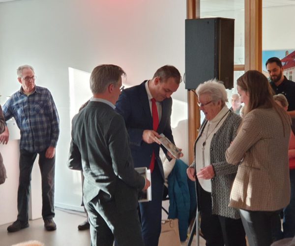 Jubileumboek 100 jaar Woongoed Middelburg wordt overhandigd.