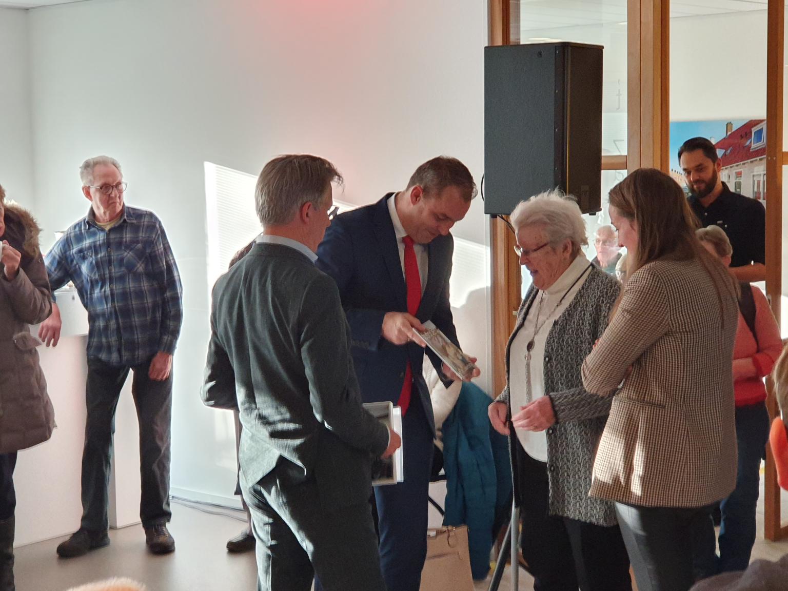 Jubileumboek 100 jaar Woongoed Middelburg wordt overhandigd.