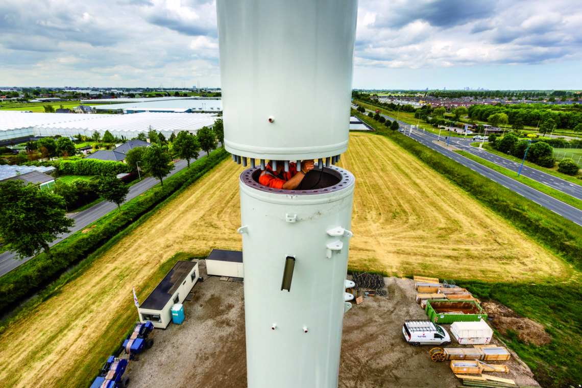 Montage van een windtrackmast