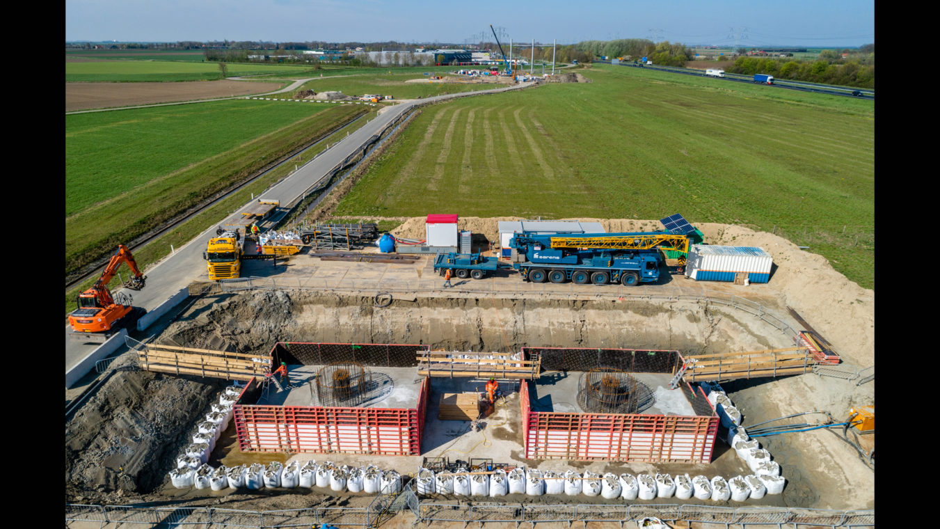 Bouw van de fundering voor hoogspanningsmasten