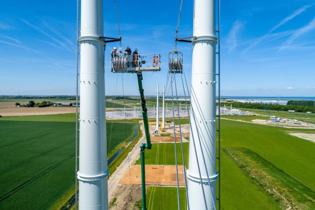 Montage van geleiders in de nieuwe wintrackmasten bij Rilland
