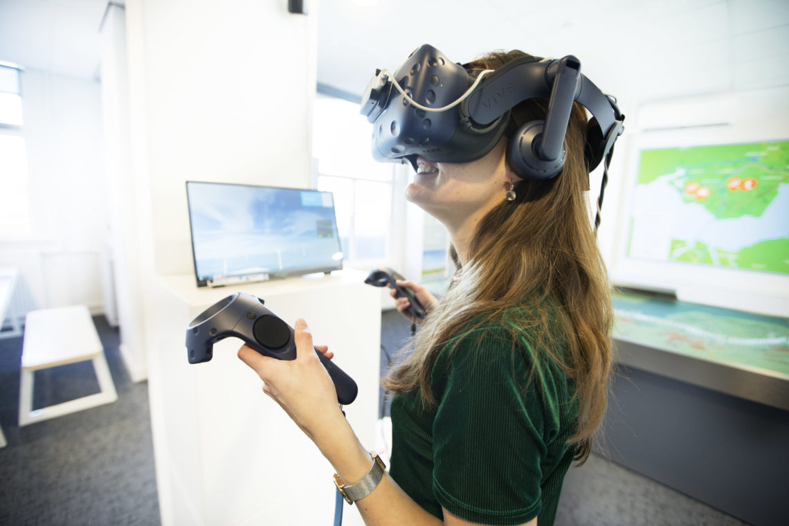 Vrouw heeft een VR-bril op