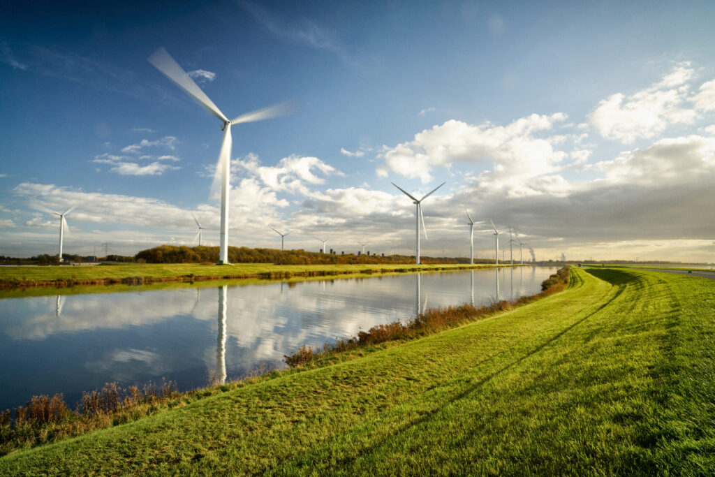 Windmolens langs een kanaal