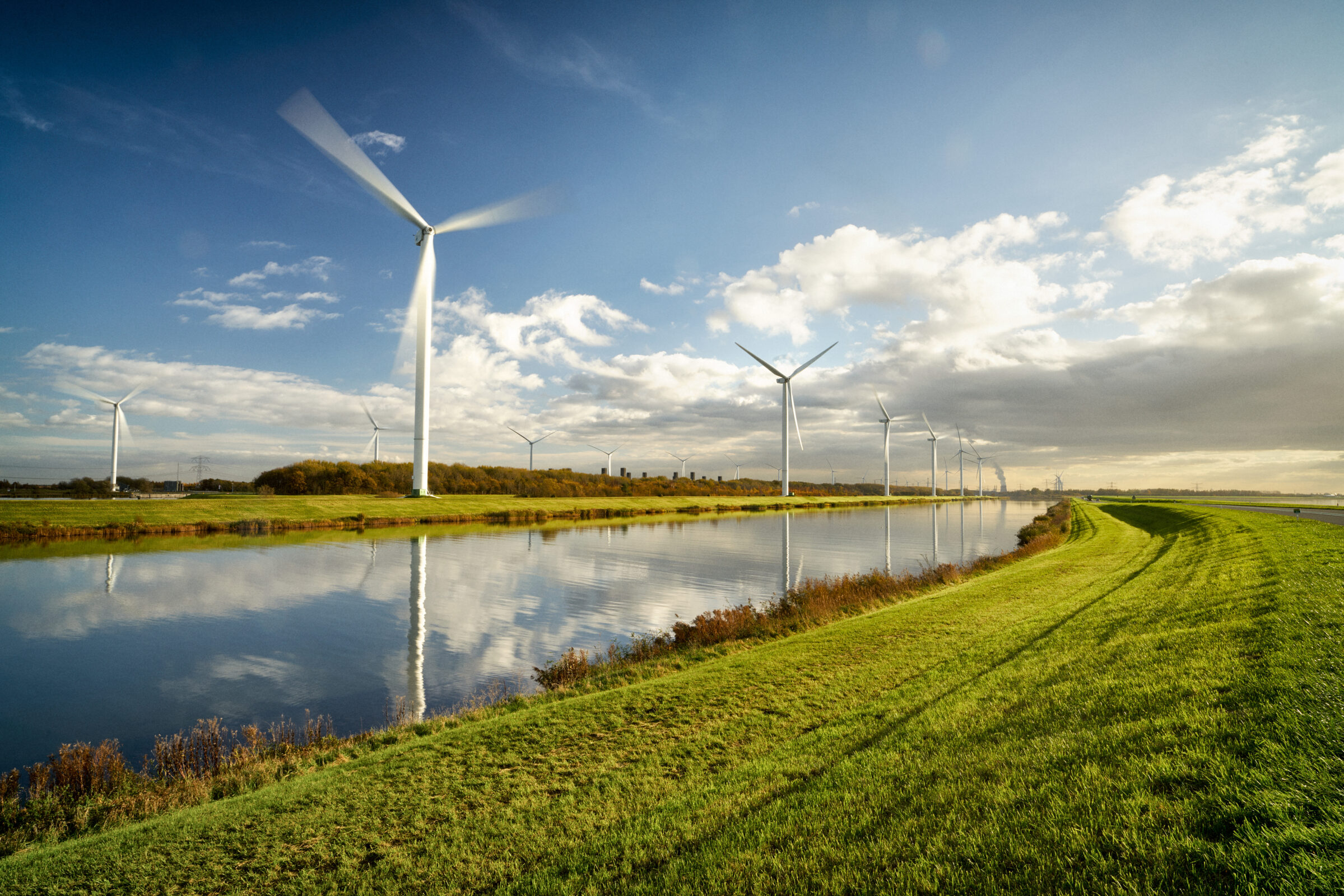 Windmolens langs een kanaal