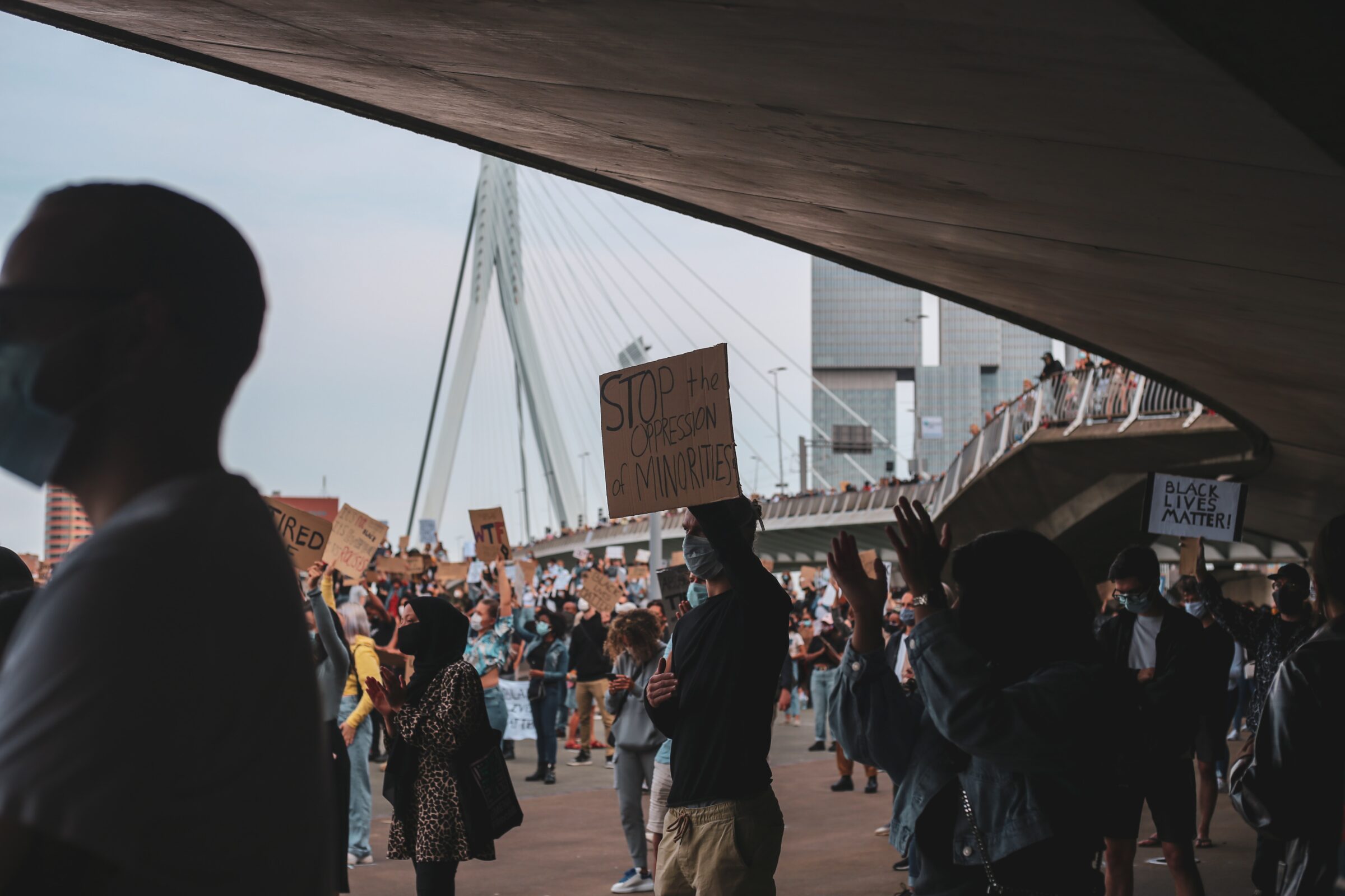 Een demonstratie voor de Erasmusbrug in Rotterdam.