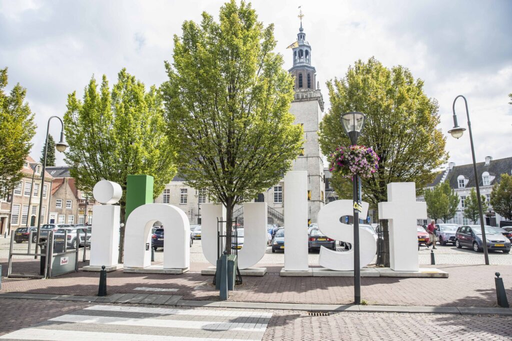 Inulst letters voor het stadhuis. Gemeente Hulst