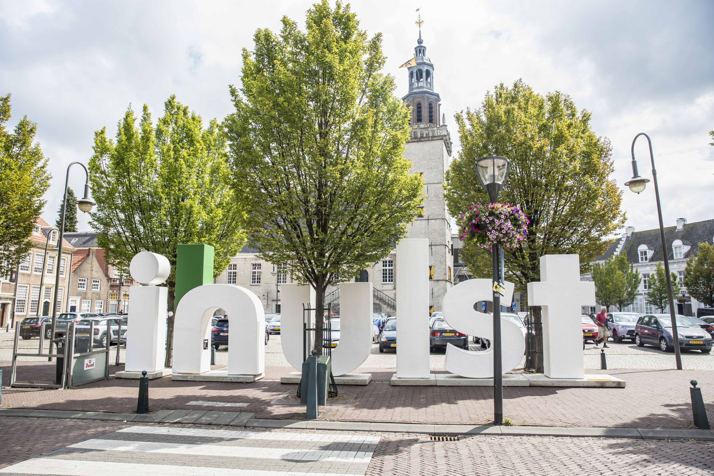 Inulst letters voor het stadhuis. Gemeente Hulst