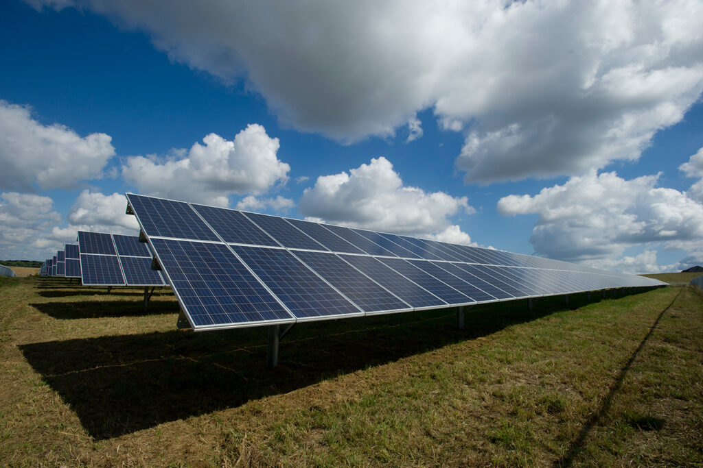 Foto van zonnepanelen op een akker
