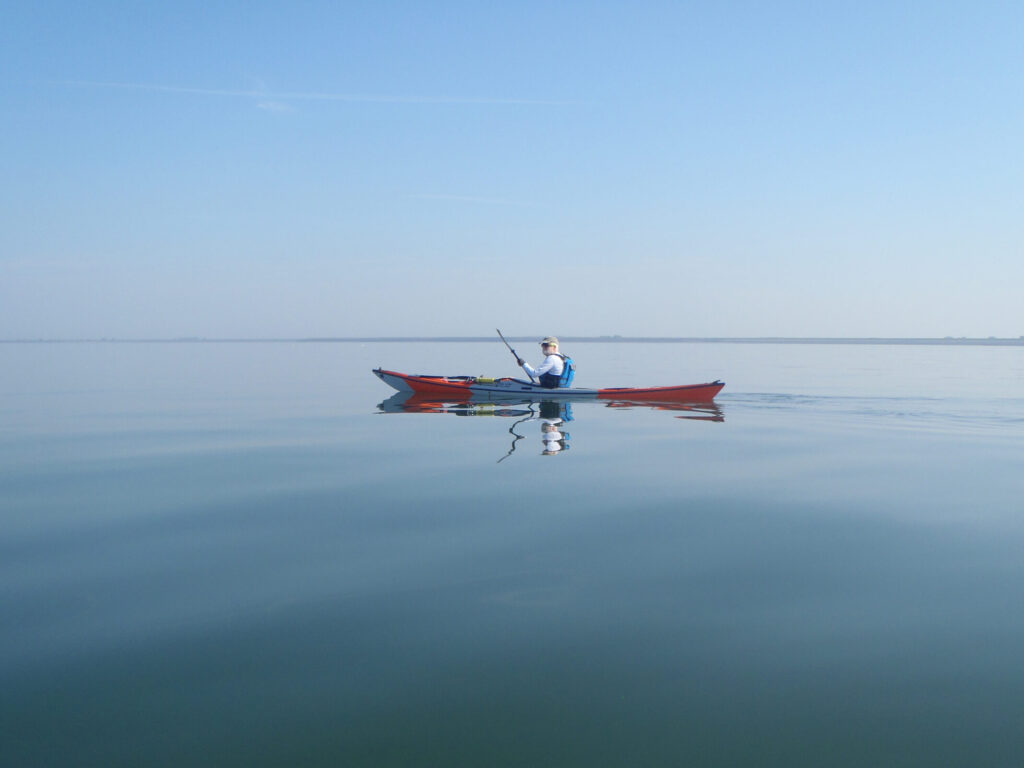 Een man in een kayak op open water. Harm Verbeek - Jouw Liefde voor Zeeland - Lievens