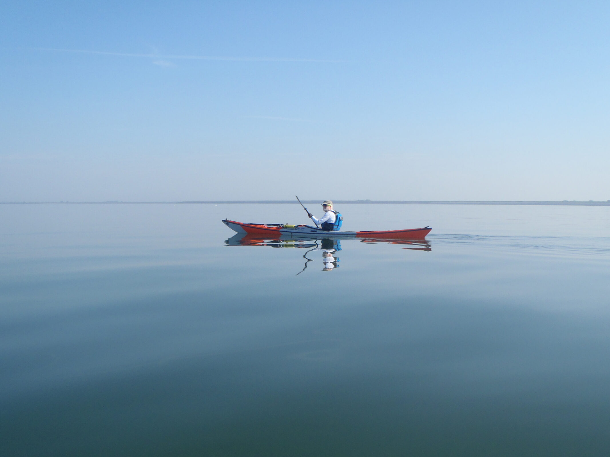 Een man in een kayak op open water. Harm Verbeek - Jouw Liefde voor Zeeland - Lievens