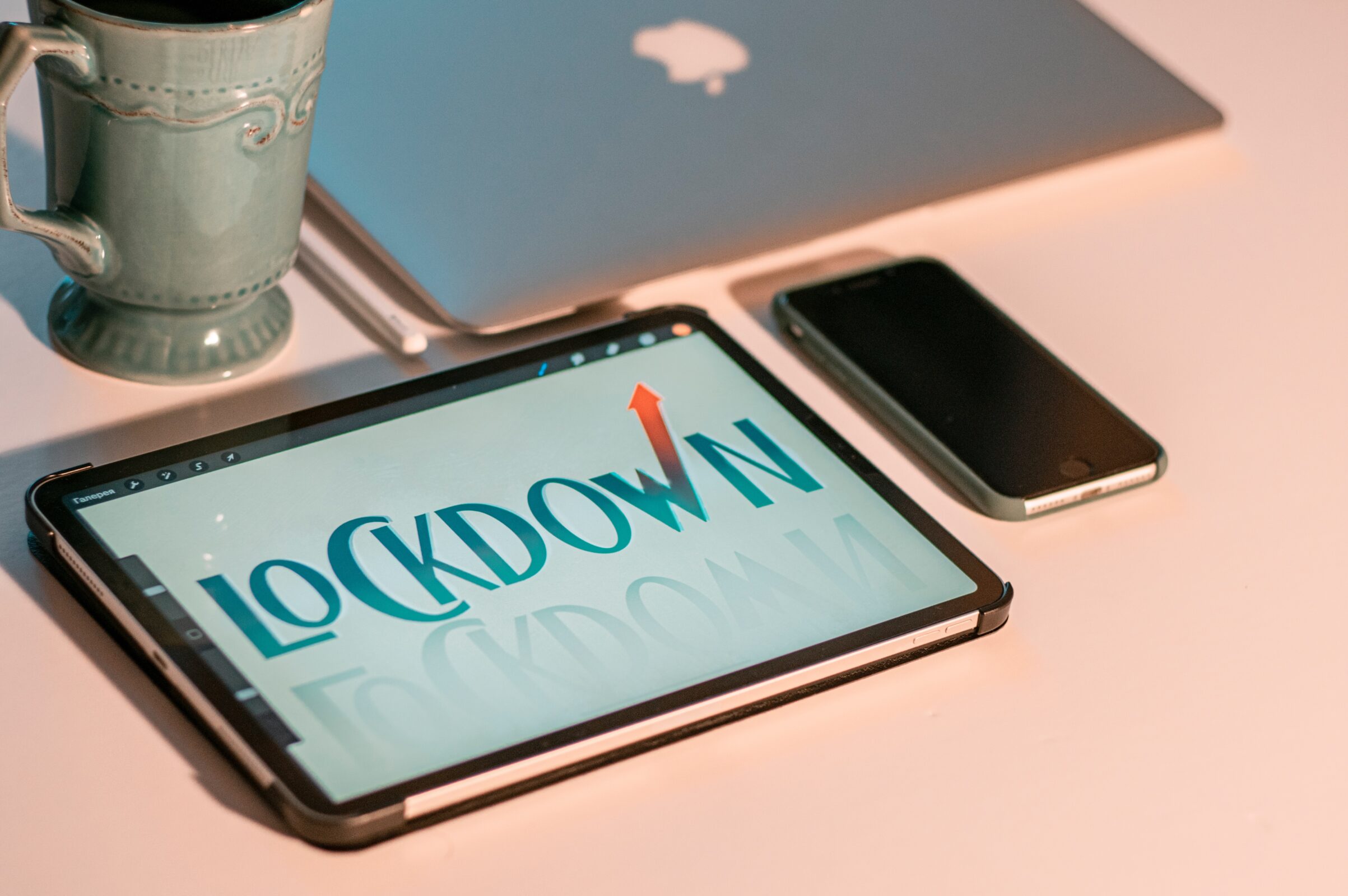 een Ipad met de het woord 'lockdown' op het scherm.