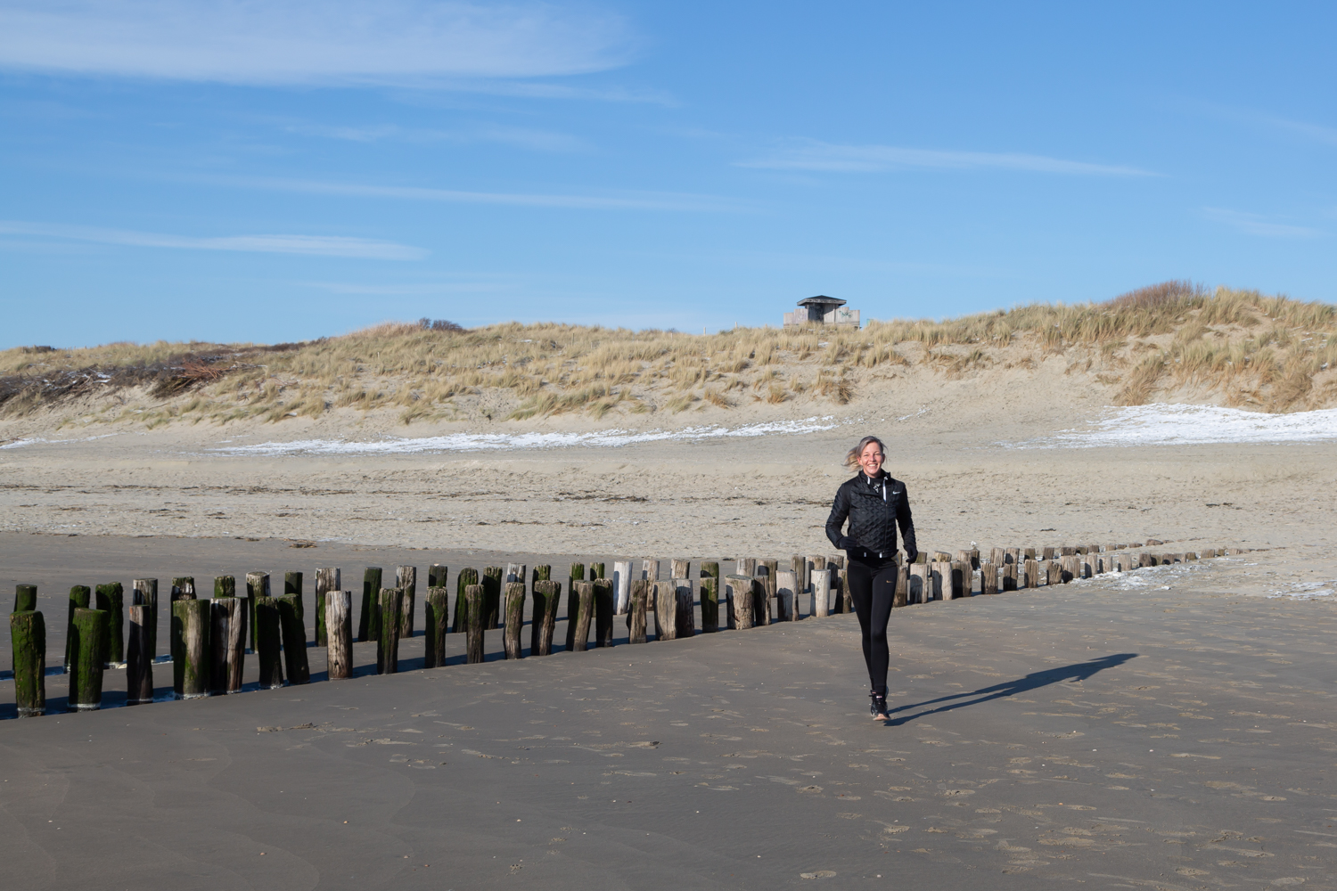 Een vrouw op het strand in Zeeland. Angela Verdam - Lievens