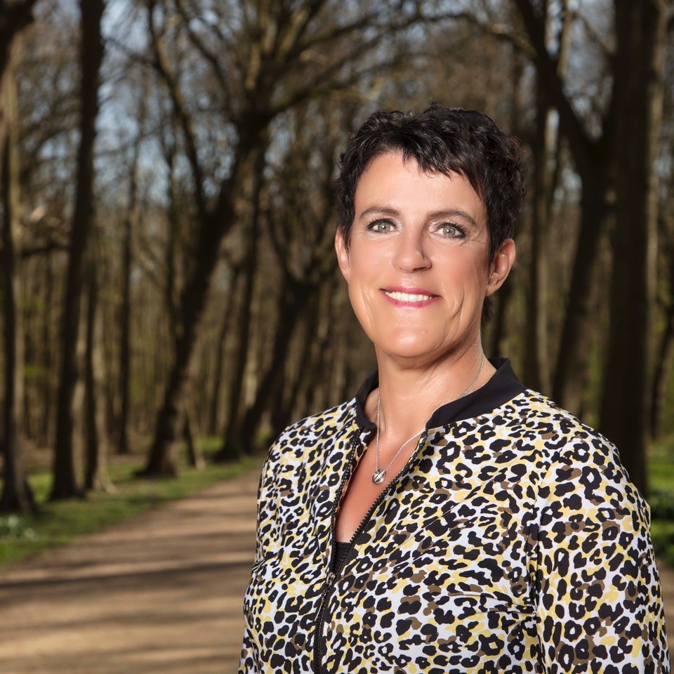 Een vrouw in het bos.