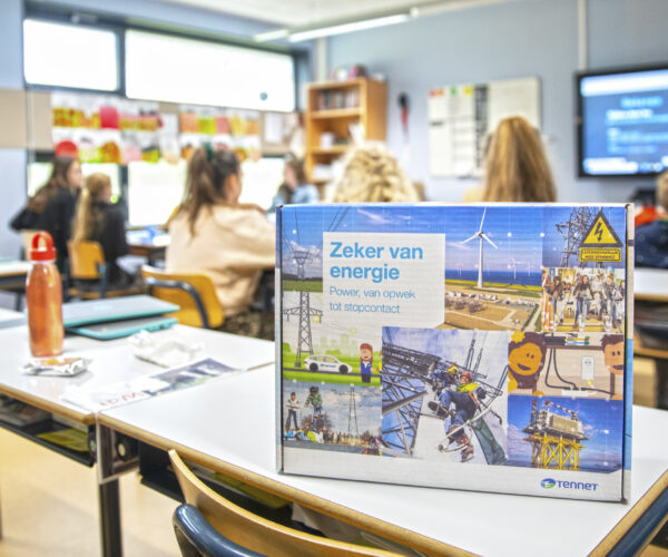 Een foto van een klas voor leerlingen met op de voorgrond een lespakket van TenneT