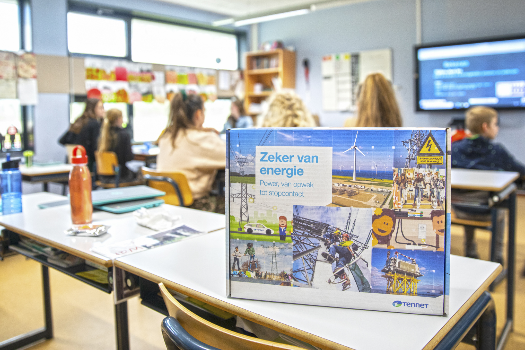 Een foto van een klas voor leerlingen met op de voorgrond een lespakket van TenneT