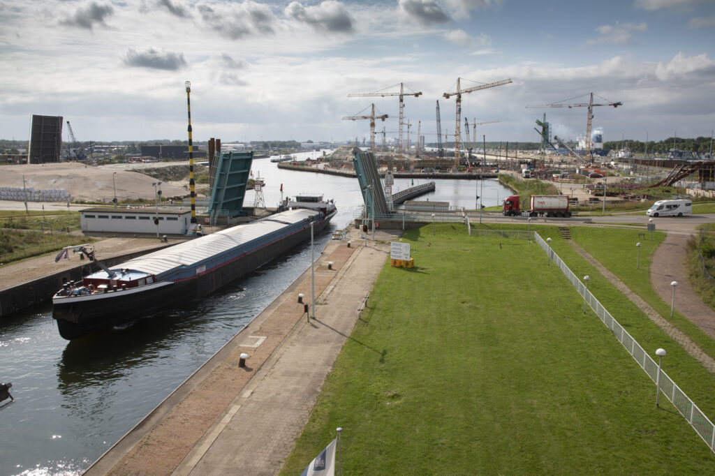 Middensluis, Kapitein Rooiboskanaal En In De Verte De Bouw Van De Nieuwe Sluis