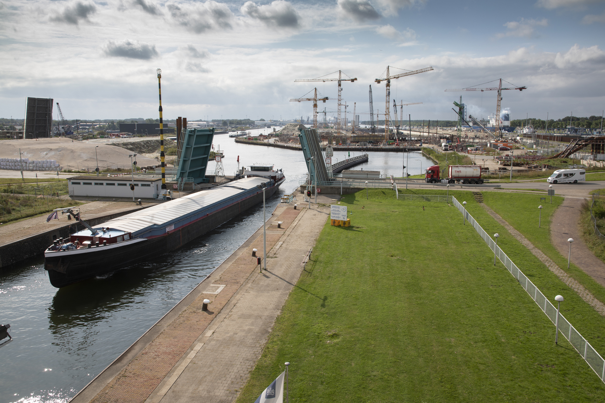 Middensluis, Kapitein Rooiboskanaal En In De Verte De Bouw Van De Nieuwe Sluis