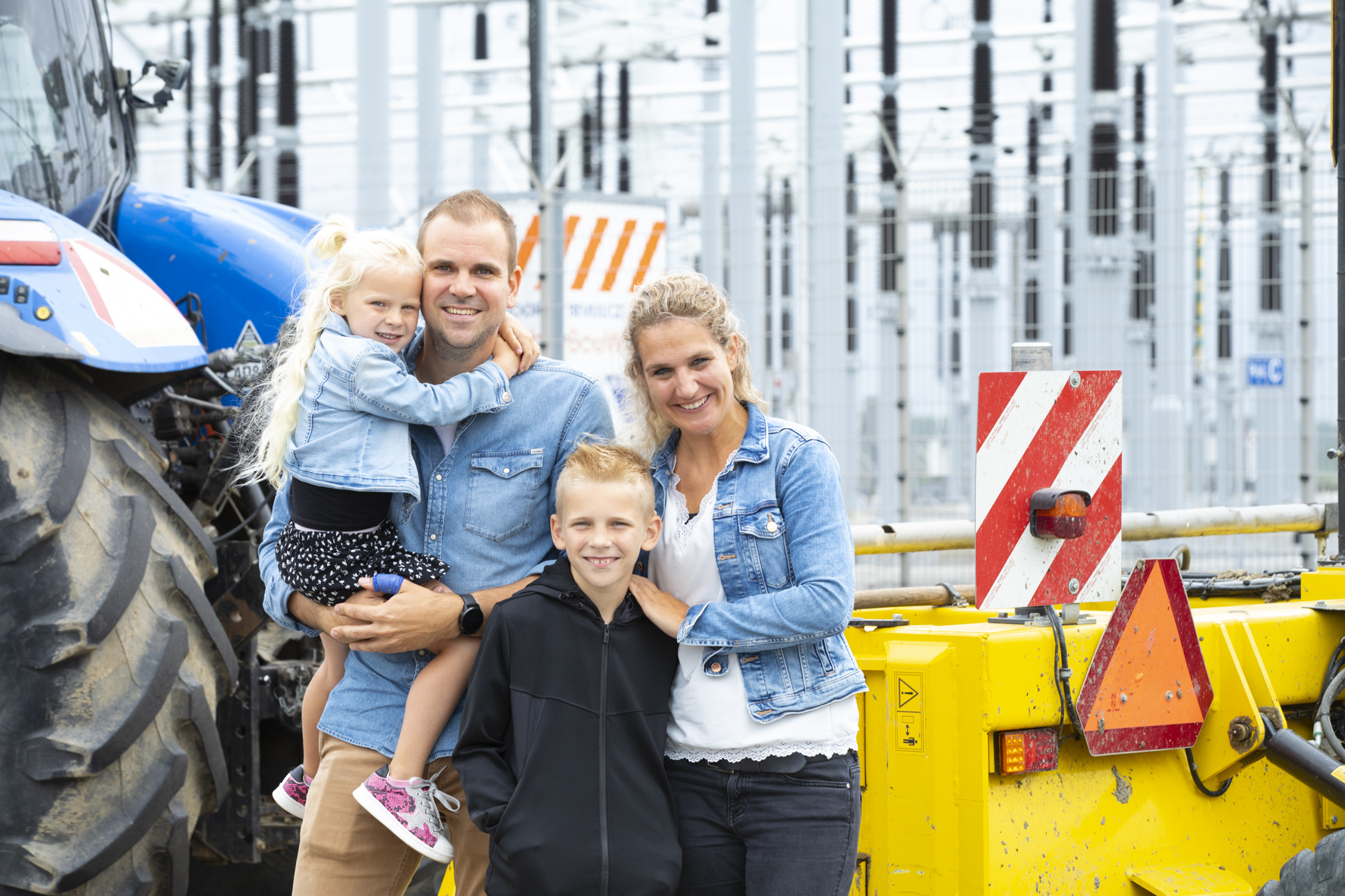 Een familiefoto met ouders en twee kinderen.