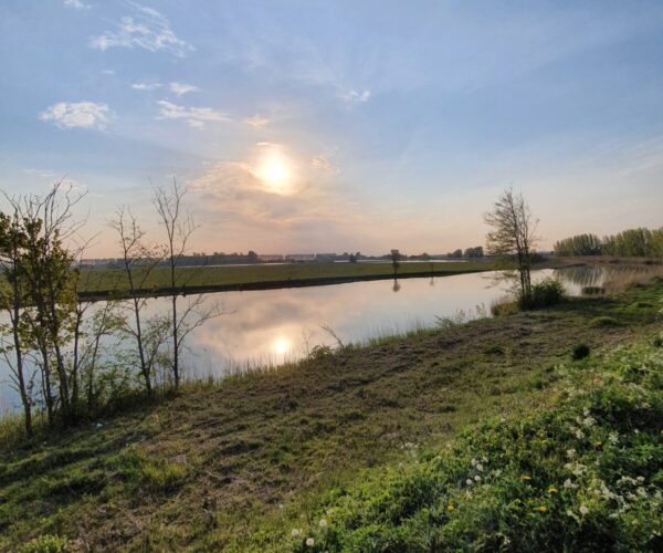 Een landschapsfoto met de opkomende zon.