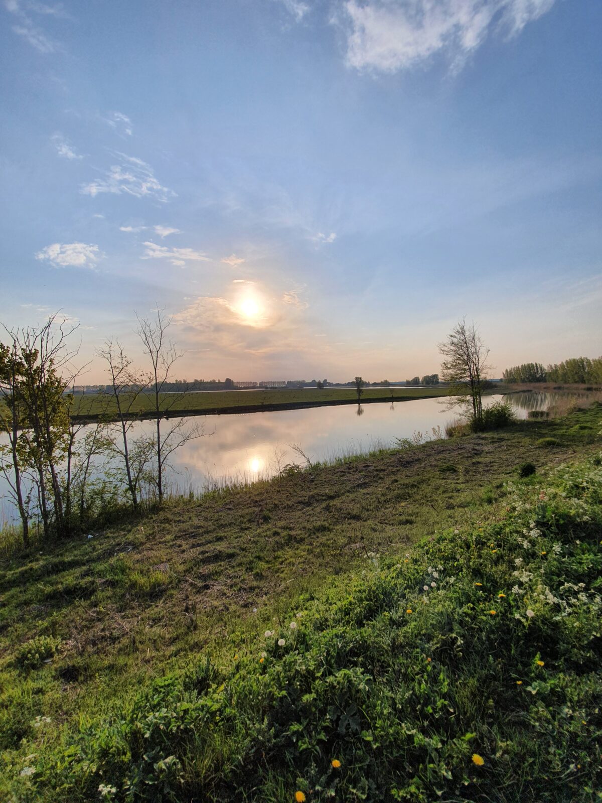 Een landschapsfoto met de opkomende zon.