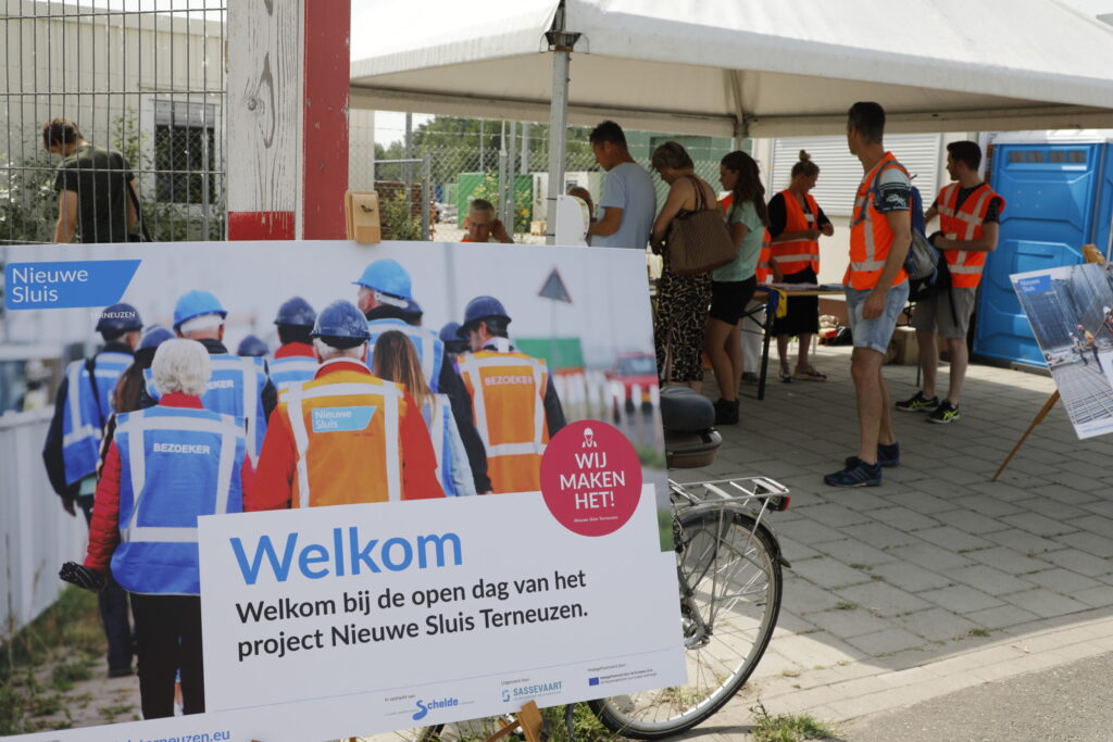 Het welkomstbord voor de open dag van de Nieuwe Sluis Terneuzen.