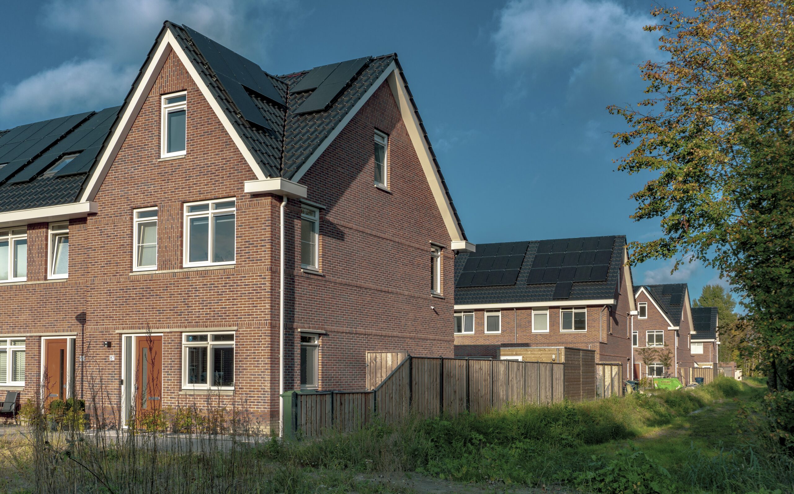 Een nieuwbouwhuis met zonnepanelen