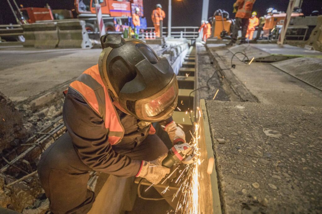 Een lasser is aan het werk in het donker