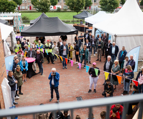 Opening van nieuwe woningen met de bewoners