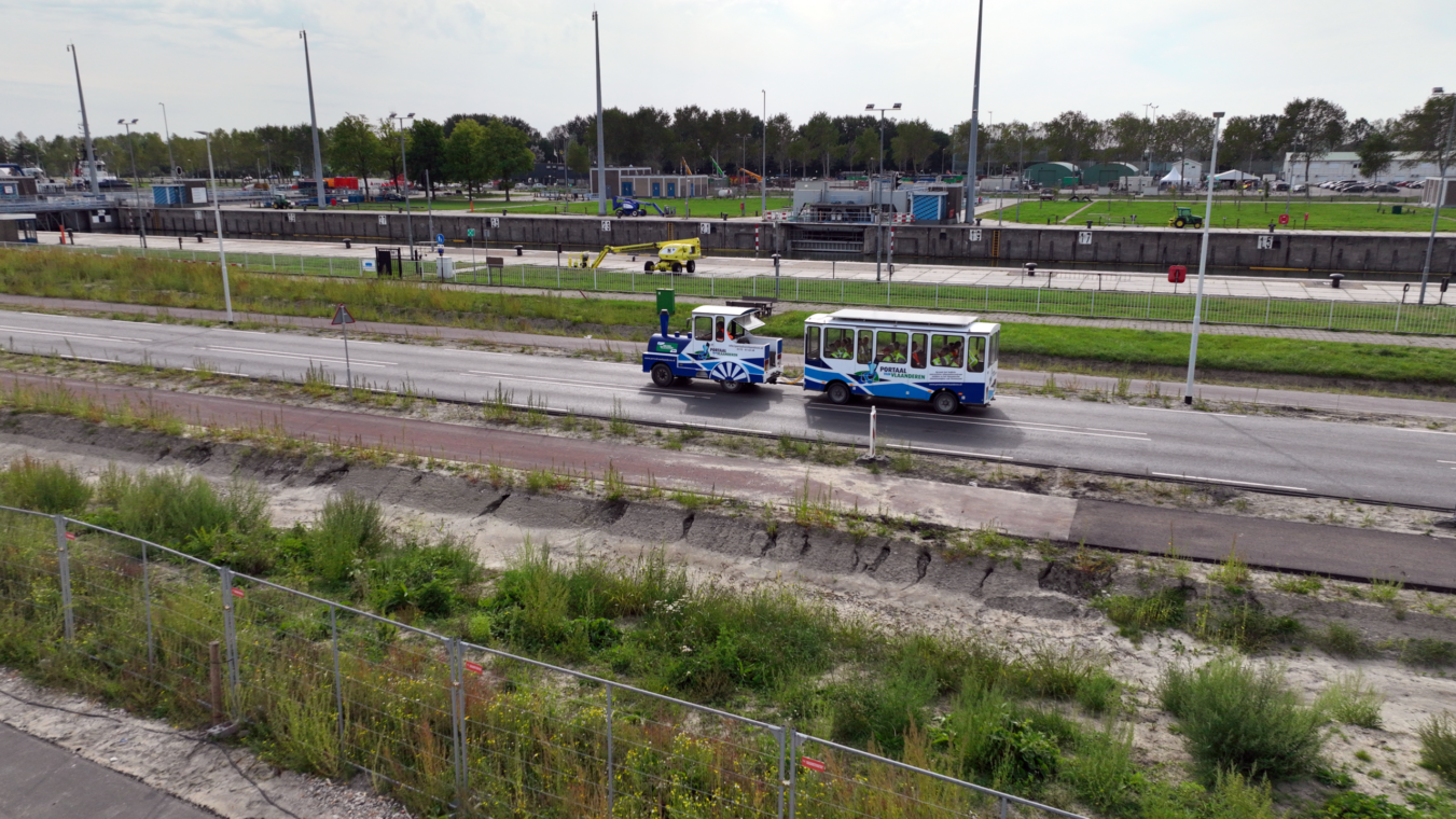 Een elektrisch treintje rijdt over de weg bij de Nieuwe Sluis Terneuzen