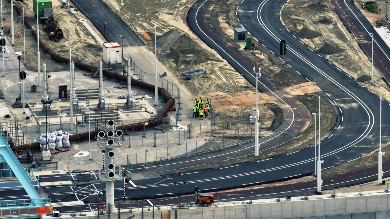 Een luchtfoto van een nieuwe weg bij de Nieuwe Sluis Terneuzen